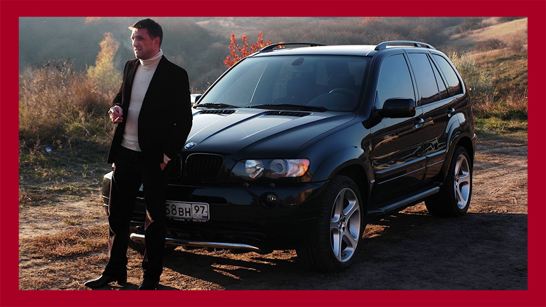 Кадр из фильма Бумер 2. Одна из причин огромных продаж BMW x5 в России